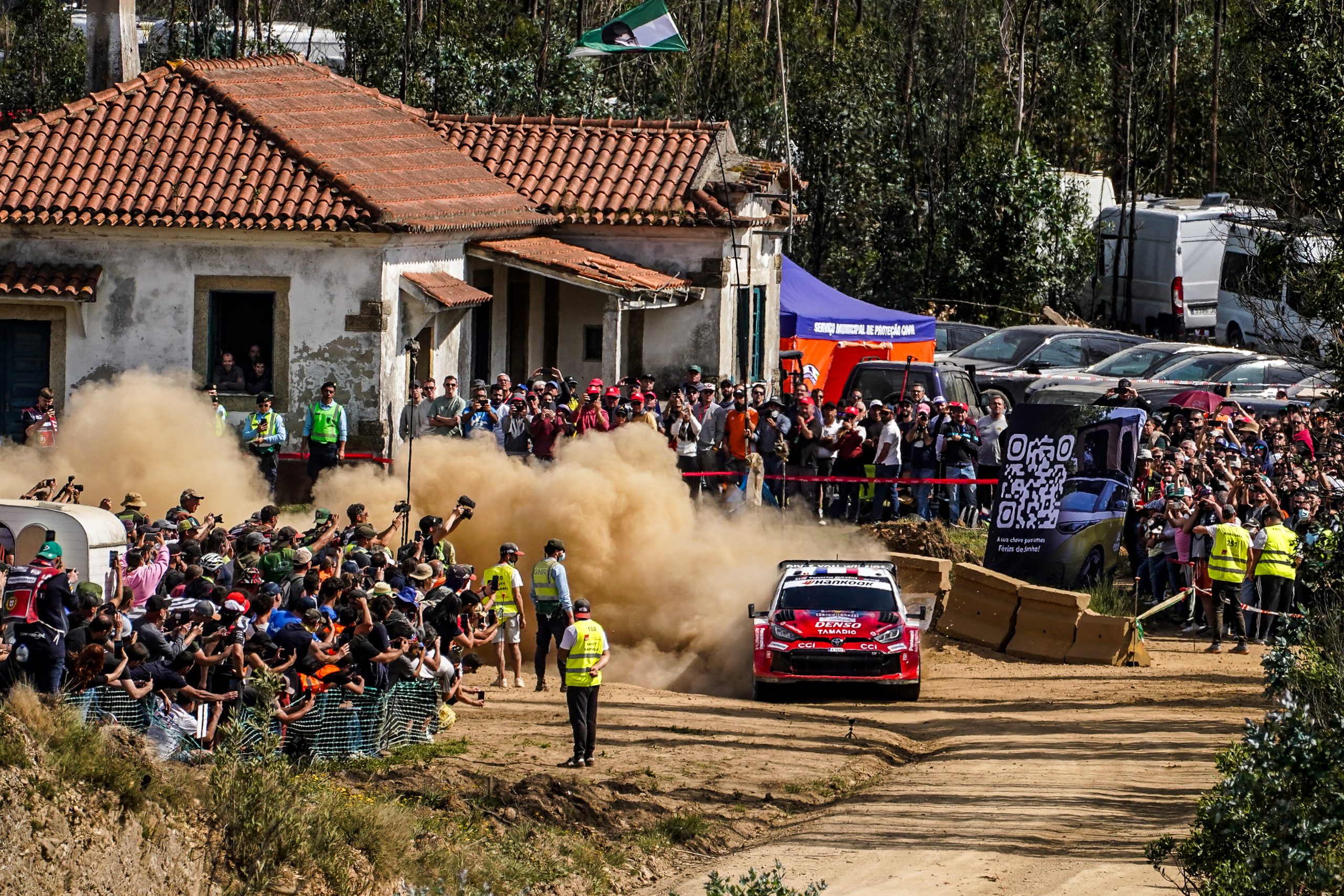 Ogier lidera Portugal tras un viernes marcado por la estrategia y los pinchazos