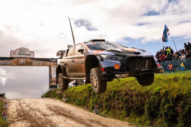 Neuville gana en Portugal tras la dolorosa derrota de Ogier en el último minuto
