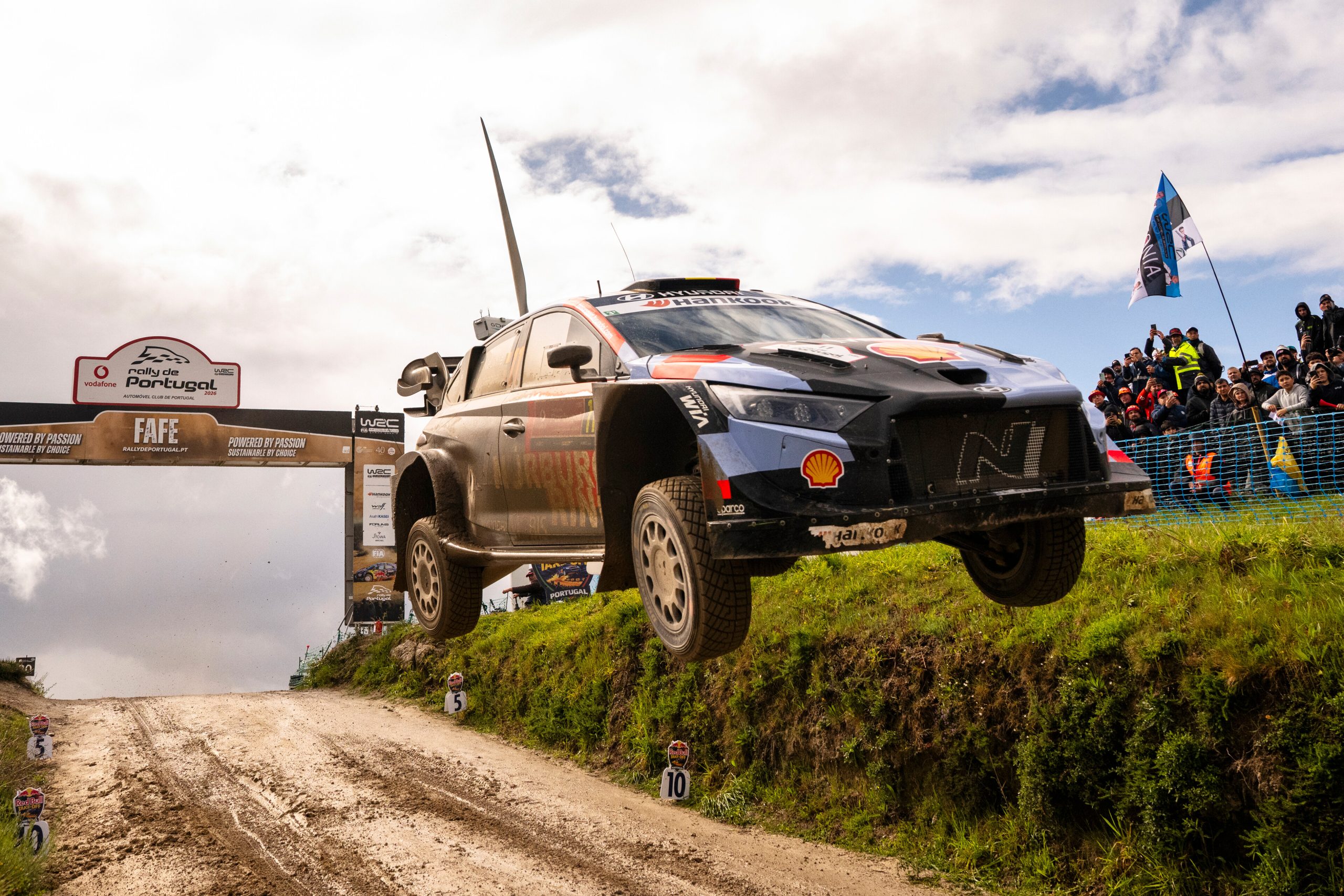 Neuville gana en Portugal tras la dolorosa derrota de Ogier en el último minuto